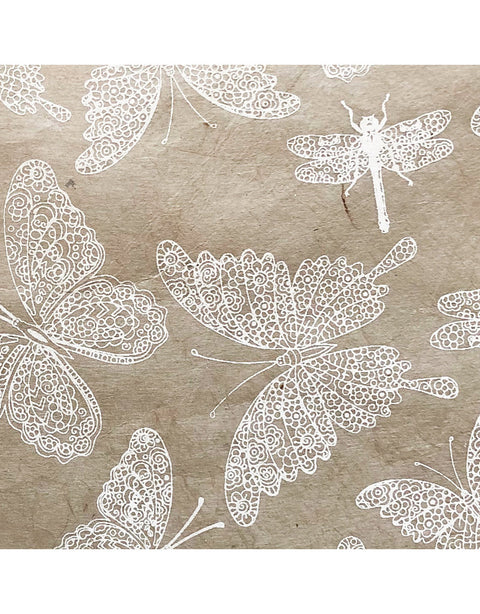Lokta-Papier mit Libellen-/Schmetterlingsdruck // weiß auf braun // 1 Stück // 38 cm x 25 cm