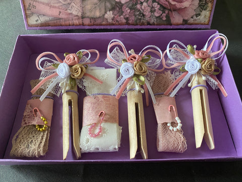 Vintage Geschenkbox mit runden Holzwäscheklammern (1) // handgemacht von Beate