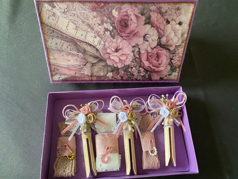 Vintage Geschenkbox mit runden Holzwäscheklammern (1) // handgemacht von Beate