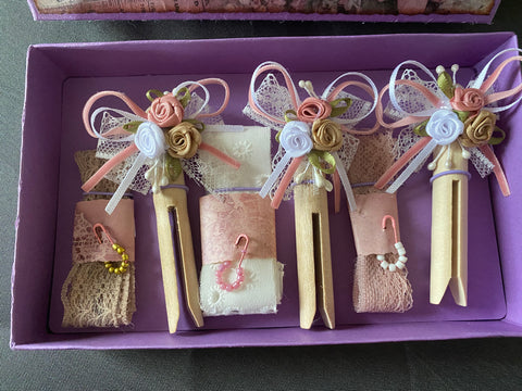 Vintage Geschenkbox mit runden Holzwäscheklammern (1) // handgemacht von Beate