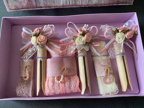 Vintage Geschenkbox mit runden Holzwäscheklammern (4) // handgemacht von Beate