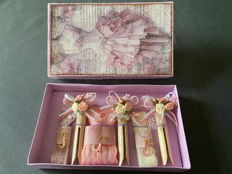 Vintage Geschenkbox mit runden Holzwäscheklammern (4) // handgemacht von Beate
