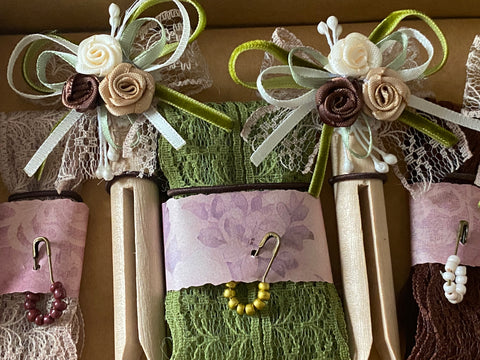 Vintage Geschenkbox mit runden Holzwäscheklammern (8) // handgemacht von Beate
