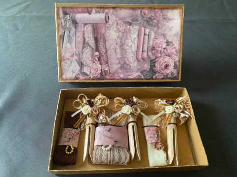 Vintage Geschenkbox mit runden Holzwäscheklammern (6) // handgemacht von Beate