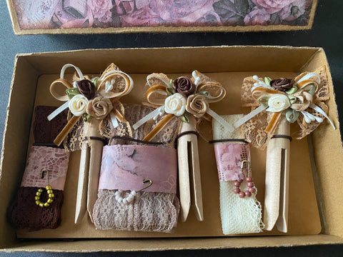 Vintage Geschenkbox mit runden Holzwäscheklammern (6) // handgemacht von Beate