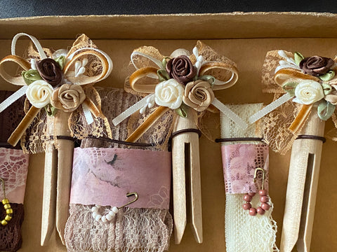 Vintage Geschenkbox mit runden Holzwäscheklammern (6) // handgemacht von Beate