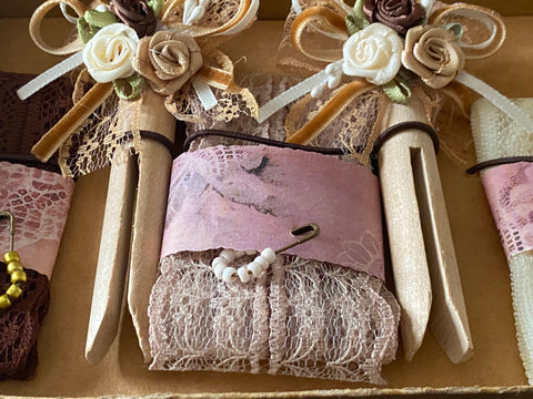 Vintage Geschenkbox mit runden Holzwäscheklammern (6) // handgemacht von Beate