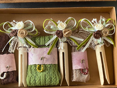 Vintage Geschenkbox mit runden Holzwäscheklammern (5) // handgemacht von Beate