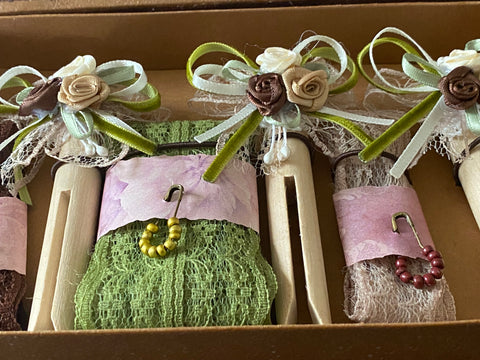 Vintage Geschenkbox mit runden Holzwäscheklammern (5) // handgemacht von Beate