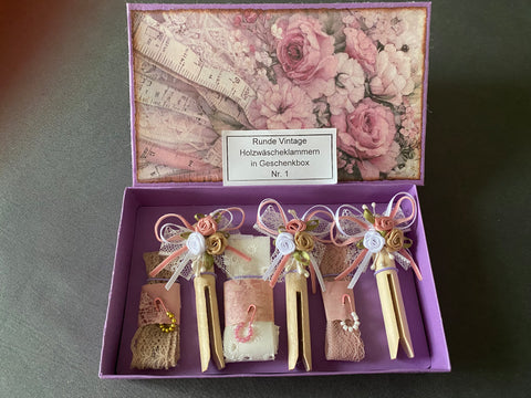 Vintage Geschenkbox mit runden Holzwäscheklammern (1) // handgemacht von Beate