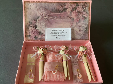 Vintage Geschenkbox mit runden Holzwäscheklammern (2) // handgemacht von Beate