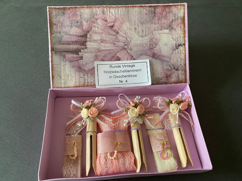 Vintage Geschenkbox mit runden Holzwäscheklammern (4) // handgemacht von Beate