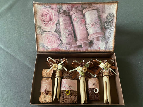 Vintage Geschenkbox mit runden Holzwäscheklammern (7) // handgemacht von Beate
