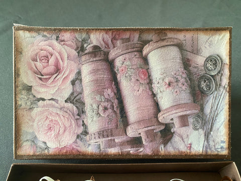 Vintage Geschenkbox mit runden Holzwäscheklammern (7) // handgemacht von Beate
