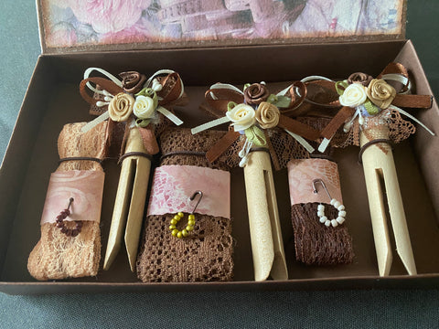 Vintage Geschenkbox mit runden Holzwäscheklammern (7) // handgemacht von Beate