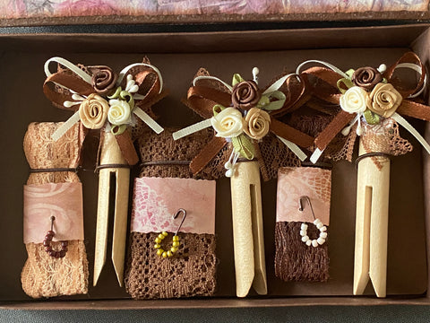 Vintage Geschenkbox mit runden Holzwäscheklammern (7) // handgemacht von Beate
