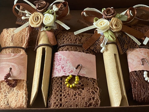 Vintage Geschenkbox mit runden Holzwäscheklammern (7) // handgemacht von Beate