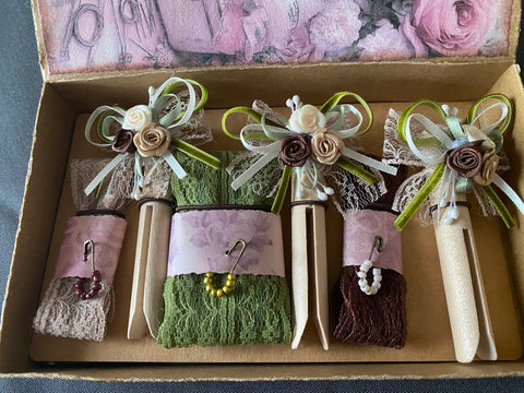 Vintage Geschenkbox mit runden Holzwäscheklammern (8) // handgemacht von Beate