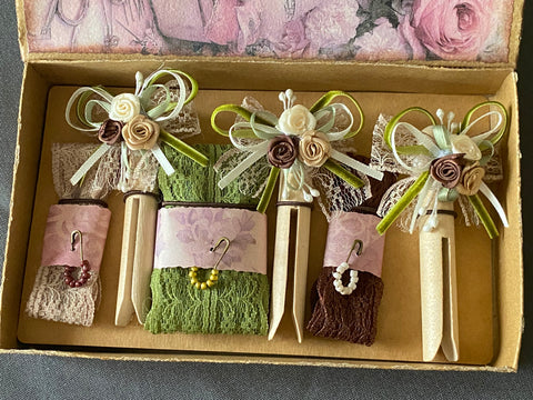 Vintage Geschenkbox mit runden Holzwäscheklammern (8) // handgemacht von Beate