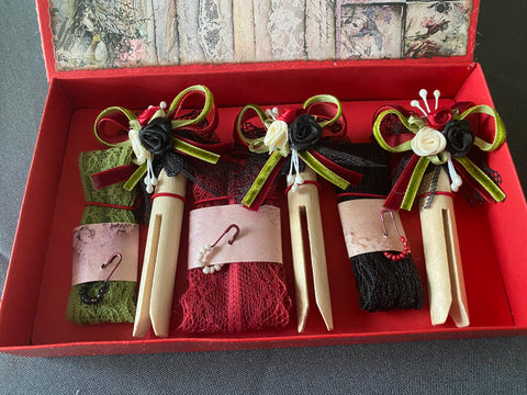 Vintage Geschenkbox mit runden Holzwäscheklammern (9) // handgemacht von Beate