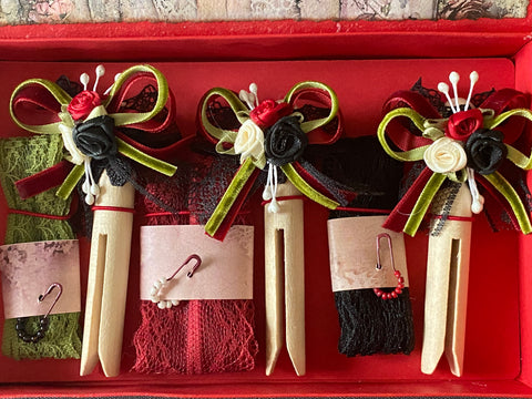 Vintage Geschenkbox mit runden Holzwäscheklammern (9) // handgemacht von Beate
