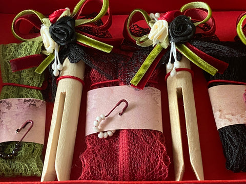 Vintage Geschenkbox mit runden Holzwäscheklammern (9) // handgemacht von Beate