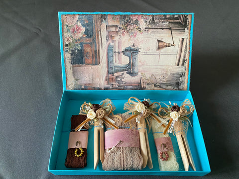 Vintage Geschenkbox mit runden Holzwäscheklammern (12) // handgemacht von Beate