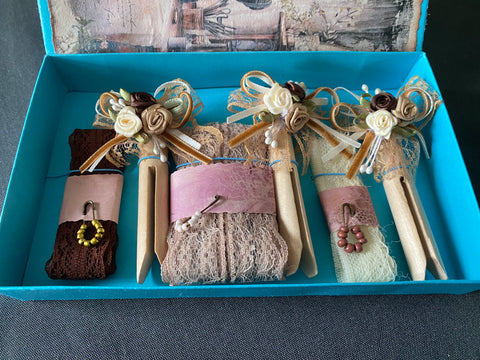 Vintage Geschenkbox mit runden Holzwäscheklammern (12) // handgemacht von Beate