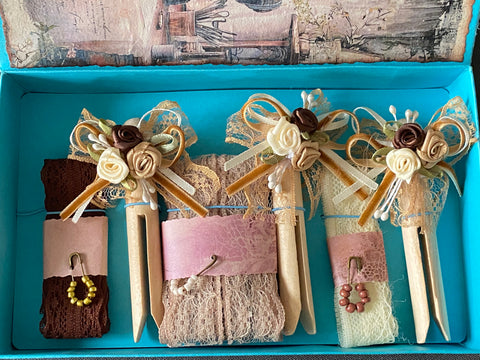 Vintage Geschenkbox mit runden Holzwäscheklammern (12) // handgemacht von Beate