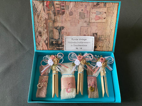 Vintage Geschenkbox mit runden Holzwäscheklammern (14) // handgemacht von Beate