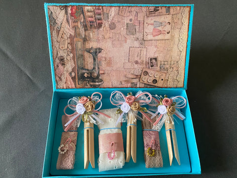 Vintage Geschenkbox mit runden Holzwäscheklammern (14) // handgemacht von Beate