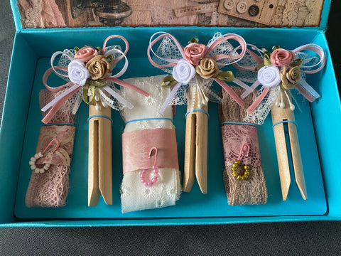 Vintage Geschenkbox mit runden Holzwäscheklammern (14) // handgemacht von Beate