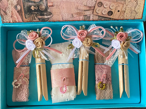 Vintage Geschenkbox mit runden Holzwäscheklammern (14) // handgemacht von Beate