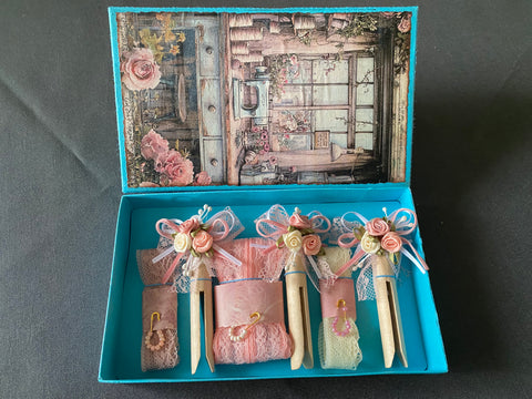 Vintage Geschenkbox mit runden Holzwäscheklammern (15) // handgemacht von Beate