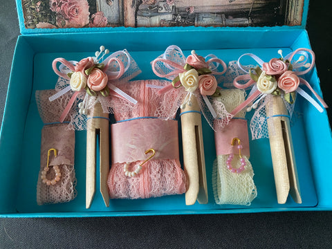 Vintage Geschenkbox mit runden Holzwäscheklammern (15) // handgemacht von Beate