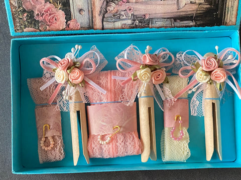 Vintage Geschenkbox mit runden Holzwäscheklammern (15) // handgemacht von Beate