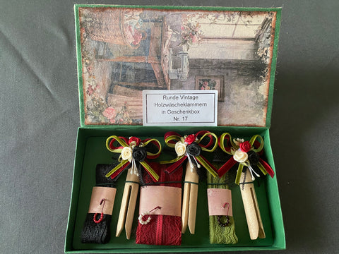 Vintage Geschenkbox mit runden Holzwäscheklammern (17) // handgemacht von Beate