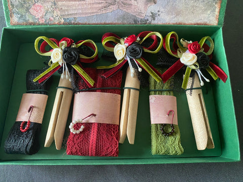 Vintage Geschenkbox mit runden Holzwäscheklammern (17) // handgemacht von Beate