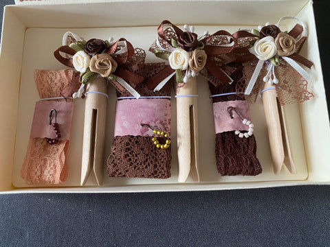 Vintage Geschenkbox mit runden Holzwäscheklammern (21) // handgemacht von Beate