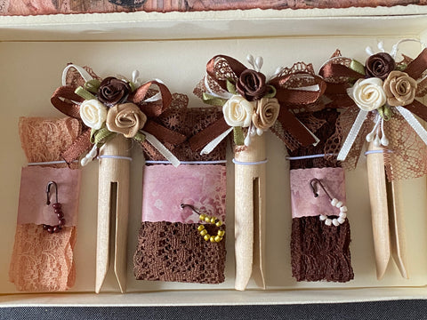 Vintage Geschenkbox mit runden Holzwäscheklammern (21) // handgemacht von Beate