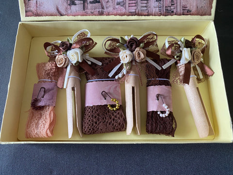 Vintage Geschenkbox mit runden Holzwäscheklammern (22) // handgemacht von Beate