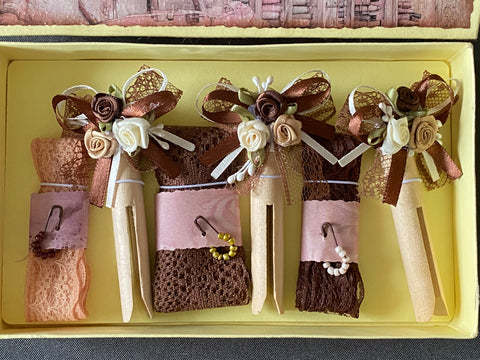 Vintage Geschenkbox mit runden Holzwäscheklammern (22) // handgemacht von Beate