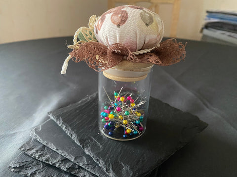 Vintage Geschenkbox mit Nadelkissenglas (1) / handgemacht von Beate