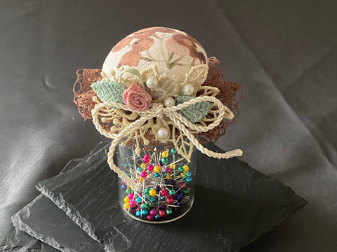 Vintage Geschenkbox mit Nadelkissenglas (1) / handgemacht von Beate