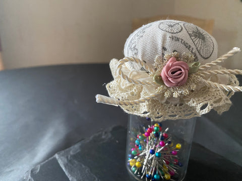 Vintage Geschenkbox mit Nadelkissenglas (2) / handgemacht von Beate