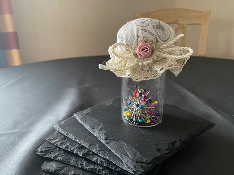 Vintage Geschenkbox mit Nadelkissenglas (2) / handgemacht von Beate