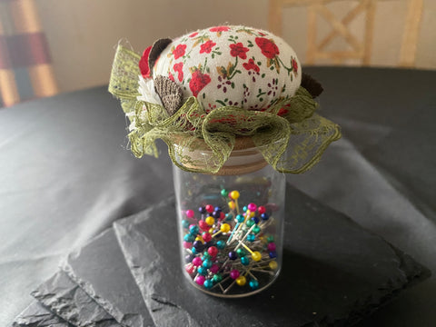 Vintage Geschenkbox mit Nadelkissenglas (10) / handgemacht von Beate