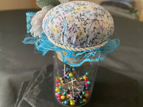 Vintage Geschenkbox mit Nadelkissenglas (12) / handgemacht von Beate