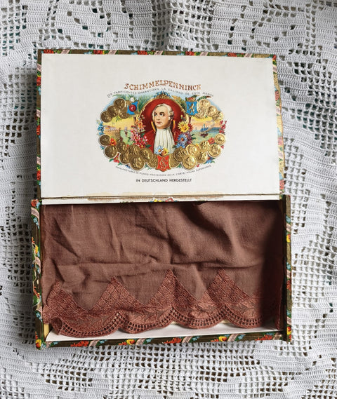 prall gefüllte alte Zigarettenkiste zum selbst gestalten // von Betty (Tüte rot)